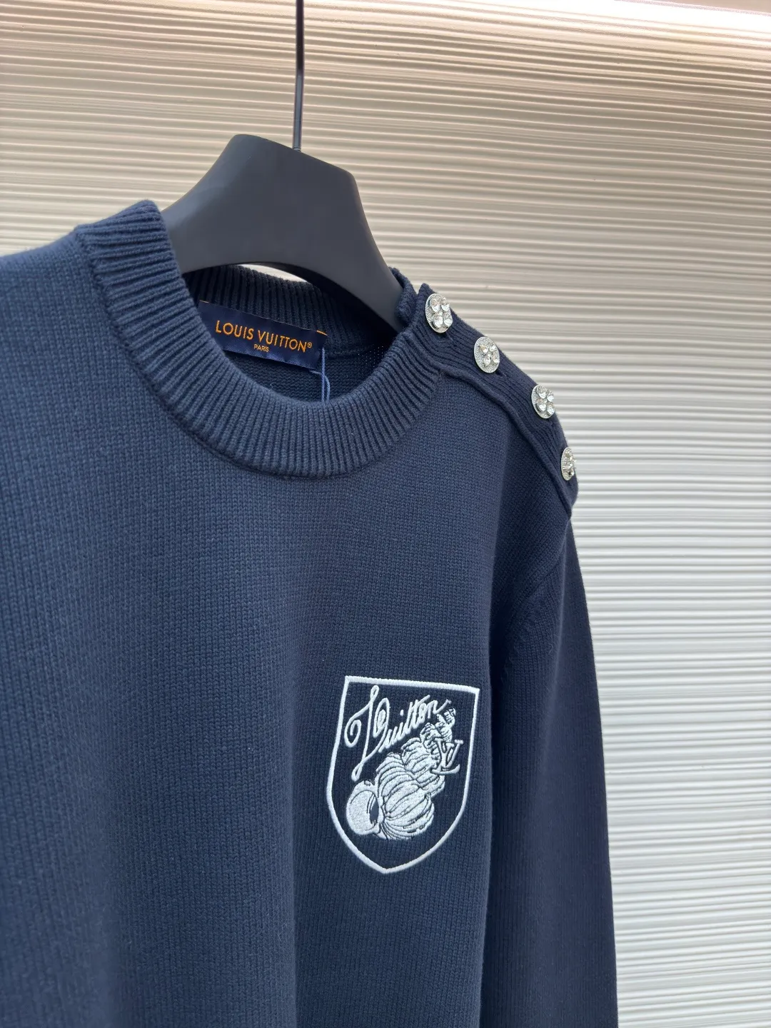 LOUIS VUITTON conch pullover ●Authentic product: Purchased and developed for 14600 ●Item number: 1680419-B50 ●Fabric: mercerized long-staple cotton ●Technology: knitting ●Version: loose fit ●Weight: about 790 grams ●Size: XS-S-M-L ●Description: Made of 100% top-grade long-staple cotton, fully combed and compacted + singeing mercerization process, striving for excellence, which not only retains the simplicity and gentleness of pure cotton, but also gives it a noble temperament like silk. The color is beautiful, the touch is gentle and delicate, you can enjoy silky smoothness, and the long-staple cotton has long fiber The fiber length is usually more than 2.5 centimeters, which is about twice the length of ordinary cotton yarn. Therefore, clothes made of raw materials with this fiber length are more wrinkle-resistant, non-pilling, and have clear textures that are beyond the reach of ordinary cotton yarn. They are non-sticky when worn for a long time in summer, and have particularly good sweat-absorbing effects. The overall wiring is straight and delicate, the fabric is comfortable and soft, and the color is consistent without color difference. It can be matched with the same style to create a fashionable look and control various occasions. Customized accessories, complete with three standards, same style for men and women!